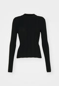Schwarzer gerippter Pullover mit langen Ärmeln, hohem Kragen und taillierter Silhouette. Das Material scheint dehnbar und hat vertikale Streifen. Kürzere Schnittführung am Saum.