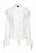 Weiße Bluse mit einem gerafften, hohen Kragen, langen Ärmeln und ausgestellten Manschetten. Hergestellt aus einem glatten, leichten Stoff.