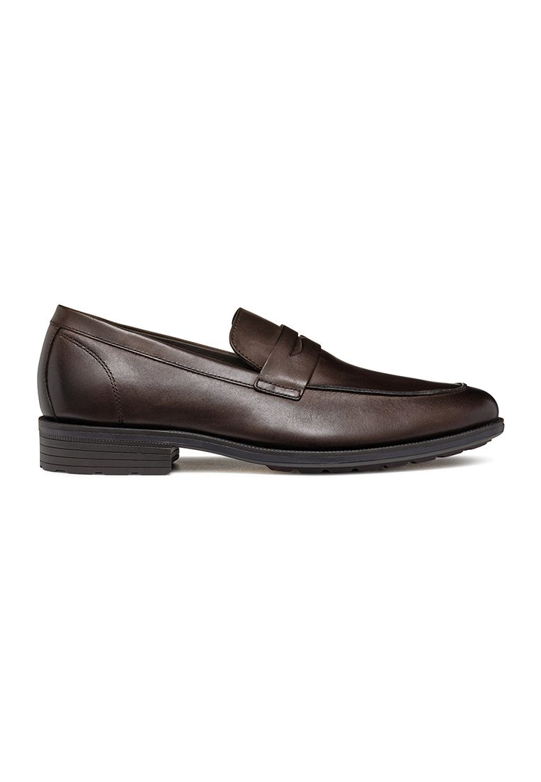 Braune Lederloafer mit glatter Oberfläche, die eine gestickte Akzentuierung und einen niedrigen Absatz aufweisen. Die Sohle ist strukturiert für besseren Halt.