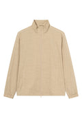 Beige leichte Jacke mit strukturiertem Muster, hohem Kragen, Frontreißverschluss, elastischen Bündchen und weißen Akzentstreifen entlang der Schultern.