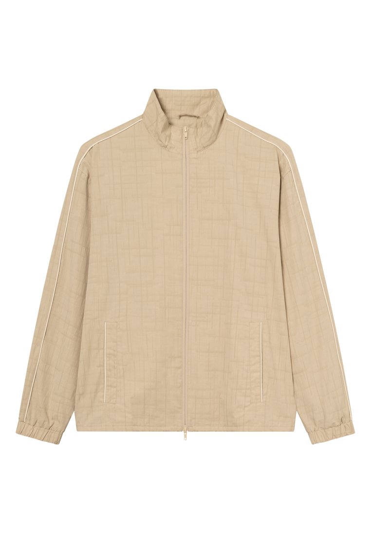 Beige leichte Jacke mit strukturiertem Muster, hohem Kragen, Frontreißverschluss, elastischen Bündchen und weißen Akzentstreifen entlang der Schultern.