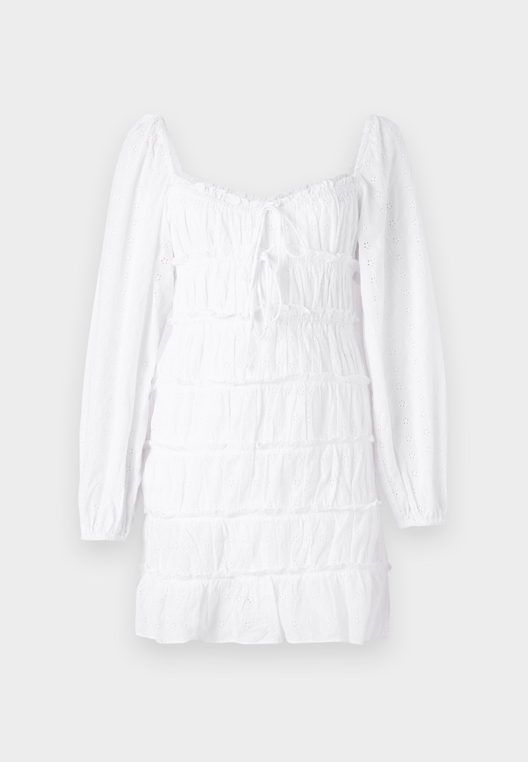 Weißes Kleid mit langen Puffärmeln, gerafftem Oberteil und gestuftem Rüschensaum. Der Stoff weist Lochmuster auf, die ein strukturiertes Erscheinungsbild erzeugen.