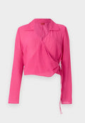 Rosa Wickelbluse mit langen Ärmeln, Kragen, strukturiertem Stoff und verstellbaren Seitenschnüren für eine optimale Passform. Sie verfügt über einen tiefen V-Ausschnitt und eine kurze Länge.