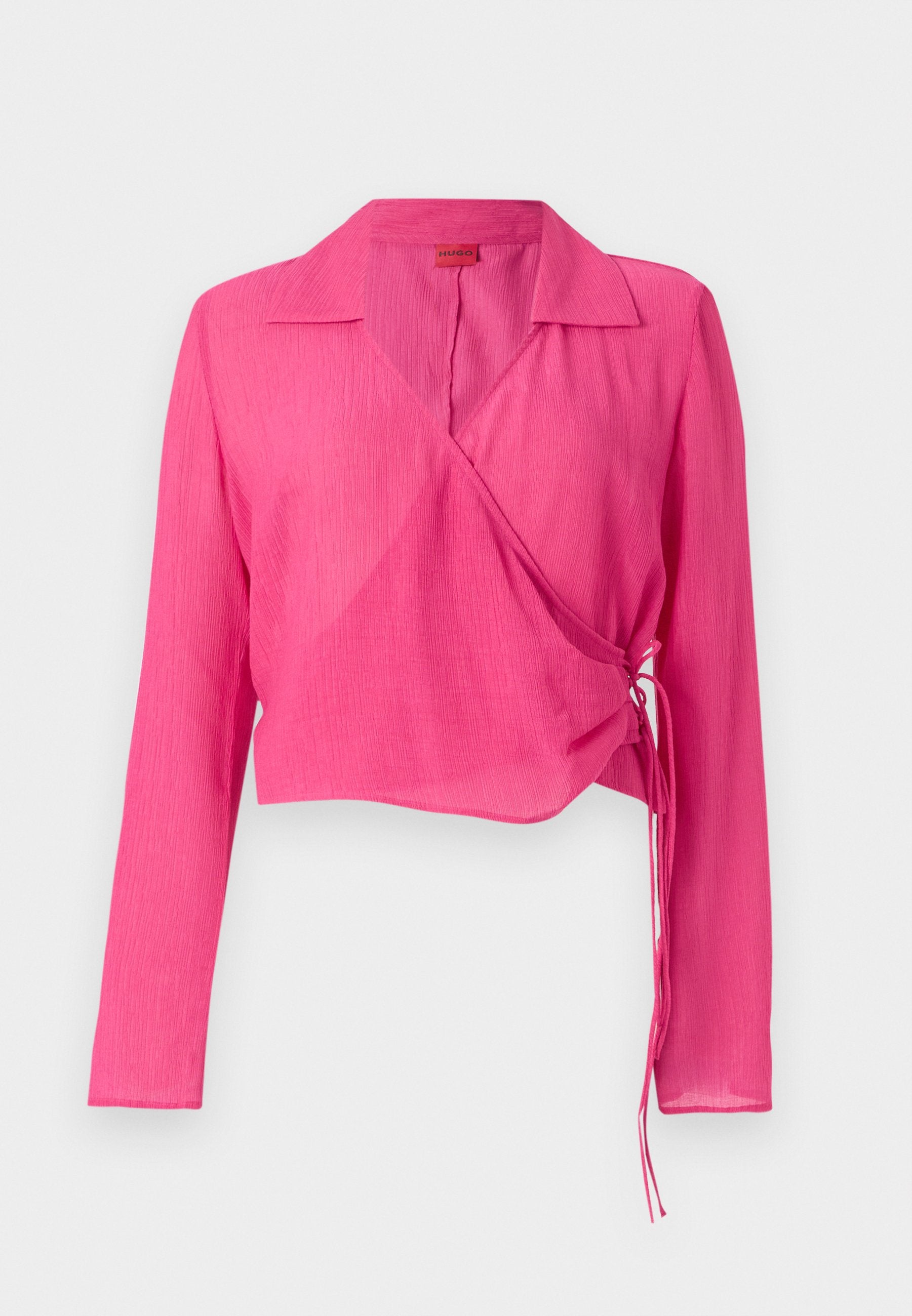 Rosa Wickelbluse mit langen Ärmeln, Kragen, strukturiertem Stoff und verstellbaren Seitenschnüren für eine optimale Passform. Sie verfügt über einen tiefen V-Ausschnitt und eine kurze Länge.
