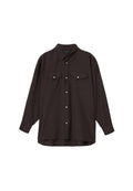 Dunkelbraunes Langarmshirt mit durchgehendem Knopfverschluss, zwei Brusttaschen mit Klappen und weißen Knopfakzenten. Glatte Stoffstruktur.