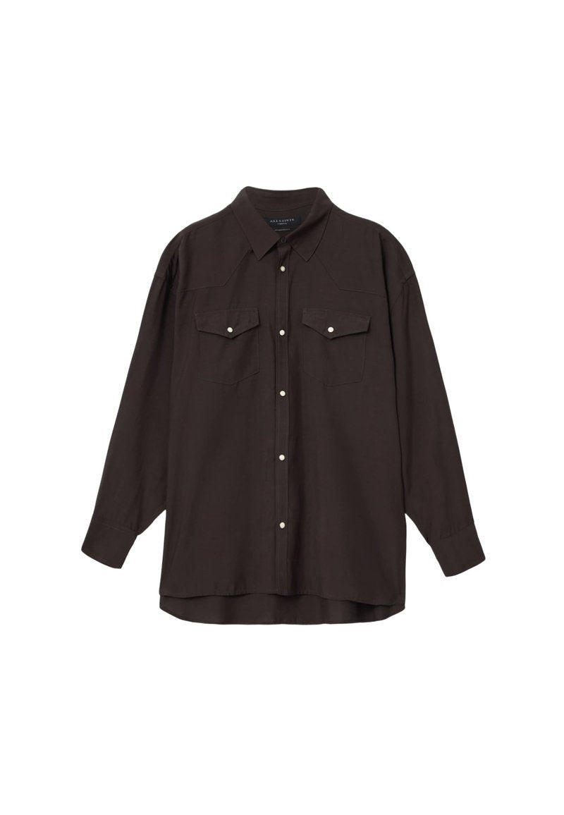 Dunkelbraunes Langarmshirt mit durchgehendem Knopfverschluss, zwei Brusttaschen mit Klappen und weißen Knopfakzenten. Glatte Stoffstruktur.