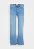Helle blaue Denim-Jeans mit einem klassischen geraden Schnitt, fünf Taschen und einem vorderen Knopfverschluss. Glatte Textur mit einheitlicher Farbe.