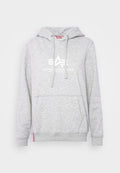 Grauer Hoodie aus weichem Stoff; verfügt über eine Kängurutasche, eine Kapuze mit Kordelzug und ein weißes Drucklogo mit Text auf der Vorderseite.