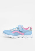 Hellblauer und rosa Kindersneaker mit Mesh-Gewebe, Klettverschluss, weißer Sohle und silbernem Fersendetail, Seitenansicht.