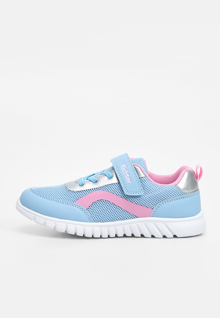 Hellblauer und rosa Kindersneaker mit Mesh-Gewebe, Klettverschluss, weißer Sohle und silbernem Fersendetail, Seitenansicht.