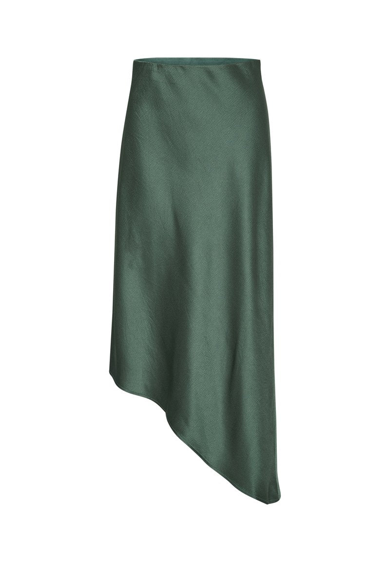 Asymmetrischer grüner Satinrock mit glatter Textur, der einen subtilen Glanz und ein drapiertes Design aufweist, das elegant im Winkel fällt.