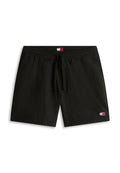 Schwarze Badeshorts für Herren mit elastischem Bund, Kordelzug, seitlichen Taschen und Tommy Jeans-Logo auf dem Bund und am linken Bein.