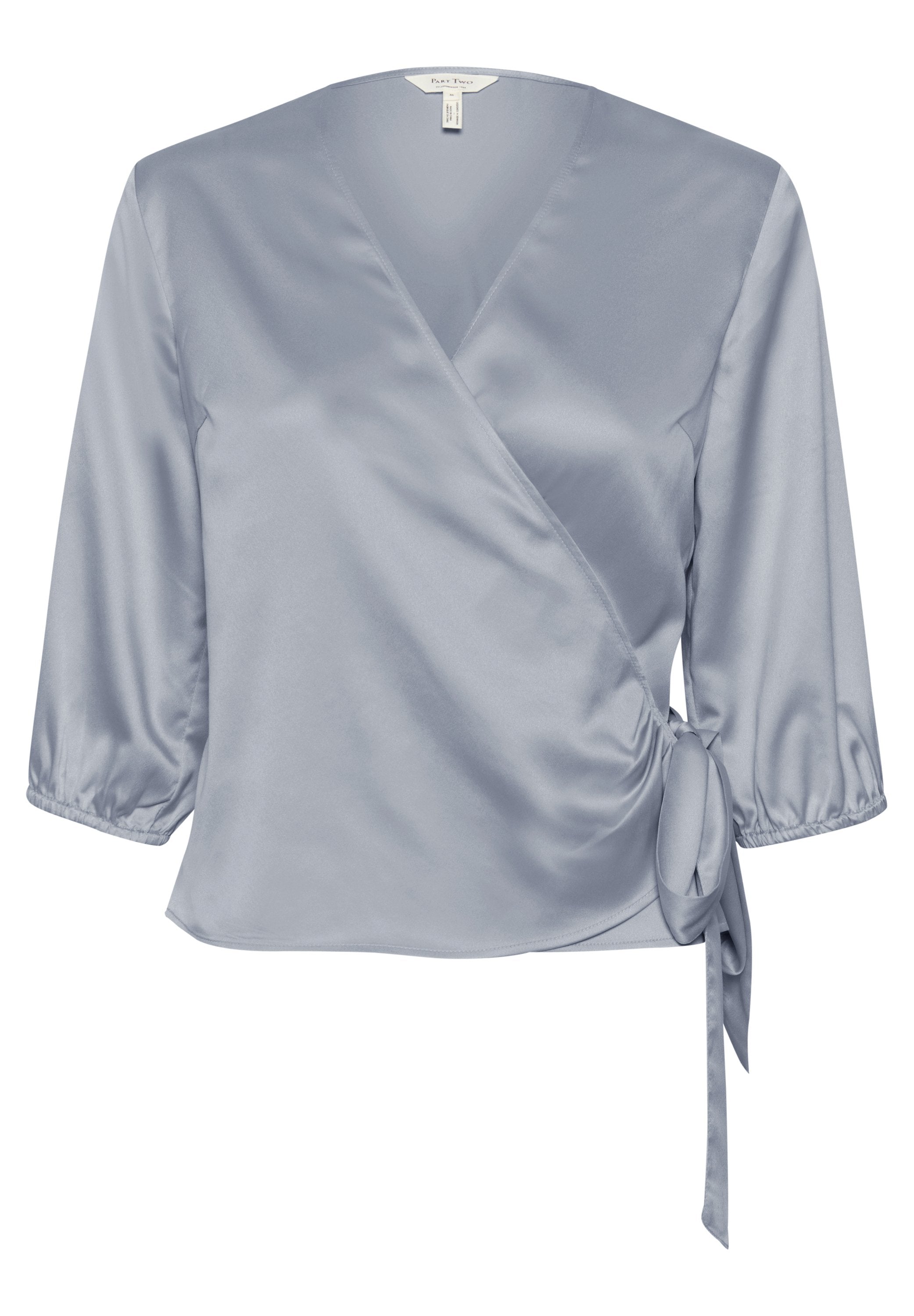 Silberne Satin-Wickelbluse mit dreiviertel Puffärmeln und seitlichem Bindeband, ausgestattet mit einer glatten Textur und V-Ausschnitt.