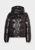 Schwarze Puffjacke mit glänzender Oberfläche. Verfügt über eine Kapuze, Druckknöpfe und ein kleines Logo-Patch auf der Brust. Nähtdetails sichtbar.