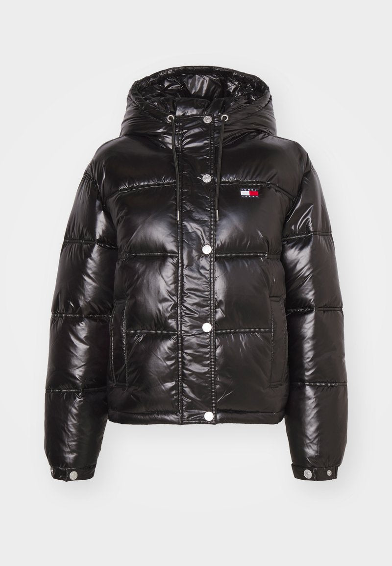 Schwarze Puffjacke mit glänzender Oberfläche. Verfügt über eine Kapuze, Druckknöpfe und ein kleines Logo-Patch auf der Brust. Nähtdetails sichtbar.