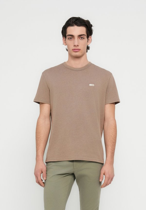 Tommy Jeans TJM REG BADGE TEE EXT