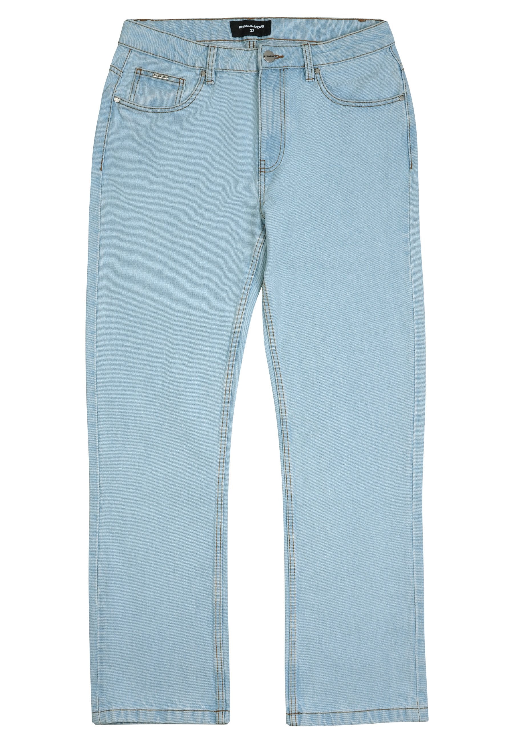 Hellblaue Jeans aus Denim mit geradem Bein, ausgestattet mit Standardtaschen und sichtbaren Nähdetails. Ohne Verzierungen.