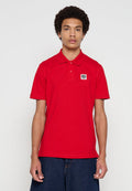 Rotes Baumwoll-Poloshirt mit Kragen, kurzen Ärmeln und einem kleinen Markenlogo auf der Brust. Glatte Textur und taillierte Passform.