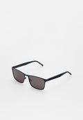 Schwarze rechteckige Sonnenbrille mit dünnem Gestell und getönten Gläsern auf weißem Hintergrund.