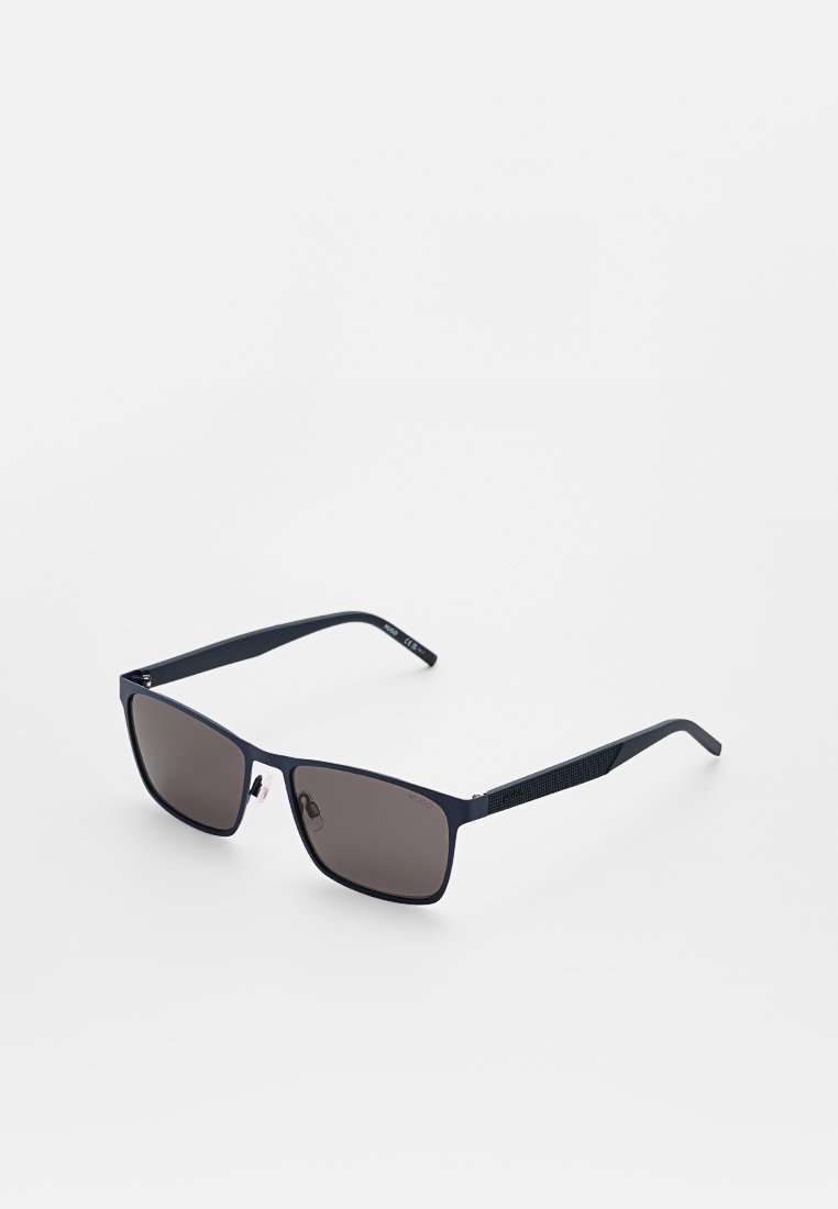 Schwarze rechteckige Sonnenbrille mit dünnem Gestell und getönten Gläsern auf weißem Hintergrund.