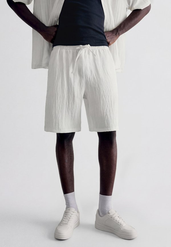 Bershka RUSTIC JOGGER - BERMUDA SHORTS 00998721 - Shorts - white