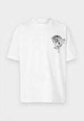 Weißes T-Shirt aus Baumwolle mit Rundhalsausschnitt. Auf der Vorderseite befindet sich eine schwarz-graue Grafik eines Schädels mit einem Adler und blättrigen Akzenten.