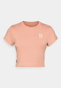 Helles pinkes, kurzes T-Shirt aus weicher Baumwolle, mit einem runden Halsausschnitt, kurzen Ärmeln und einem kleinen weißen Logo auf der Brust.