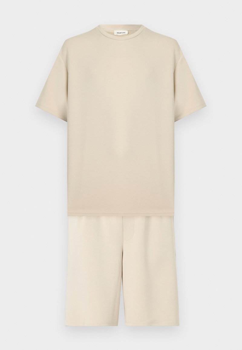 OVERSIZED FIT & SHORTS SET Media 1
