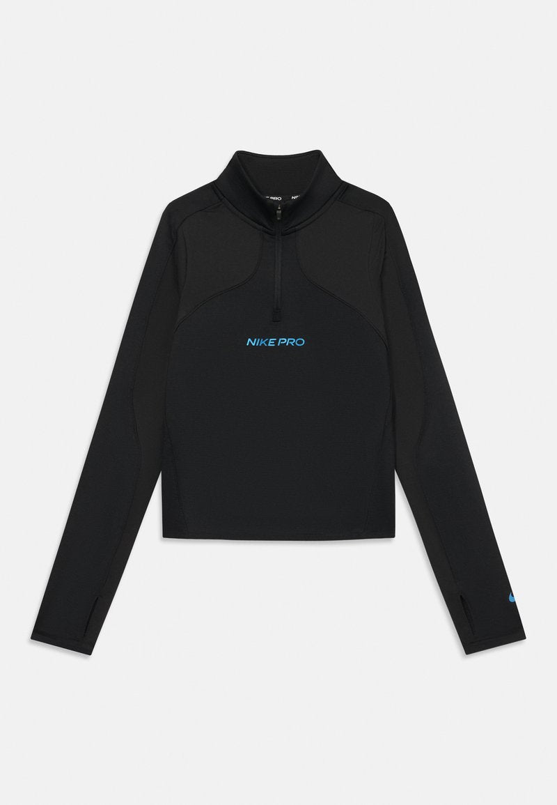 Schwarzes langärmliges Nike Pro Oberteil mit einem Viertel-Reißverschlusskragen, blauem Logo auf der Brust und strukturiertem Stoff. Verfügt über eine taillierte Passform und seitliche Schlitze.