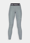 Nike Pro Leggings in Hellgrau, mit einem schwarzen Bündchen mit weißem Text, glattem Stoff und einer schlanken Passform.