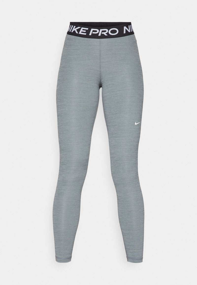 Nike Pro Leggings in Hellgrau, mit einem schwarzen Bündchen mit weißem Text, glattem Stoff und einer schlanken Passform.