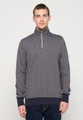 Marineblauer Pullover mit hohem Kragen und halbseitigem Reißverschluss. Mit strukturiertem Diamantmuster sowie gerippten Bündchen und Saum versehen.