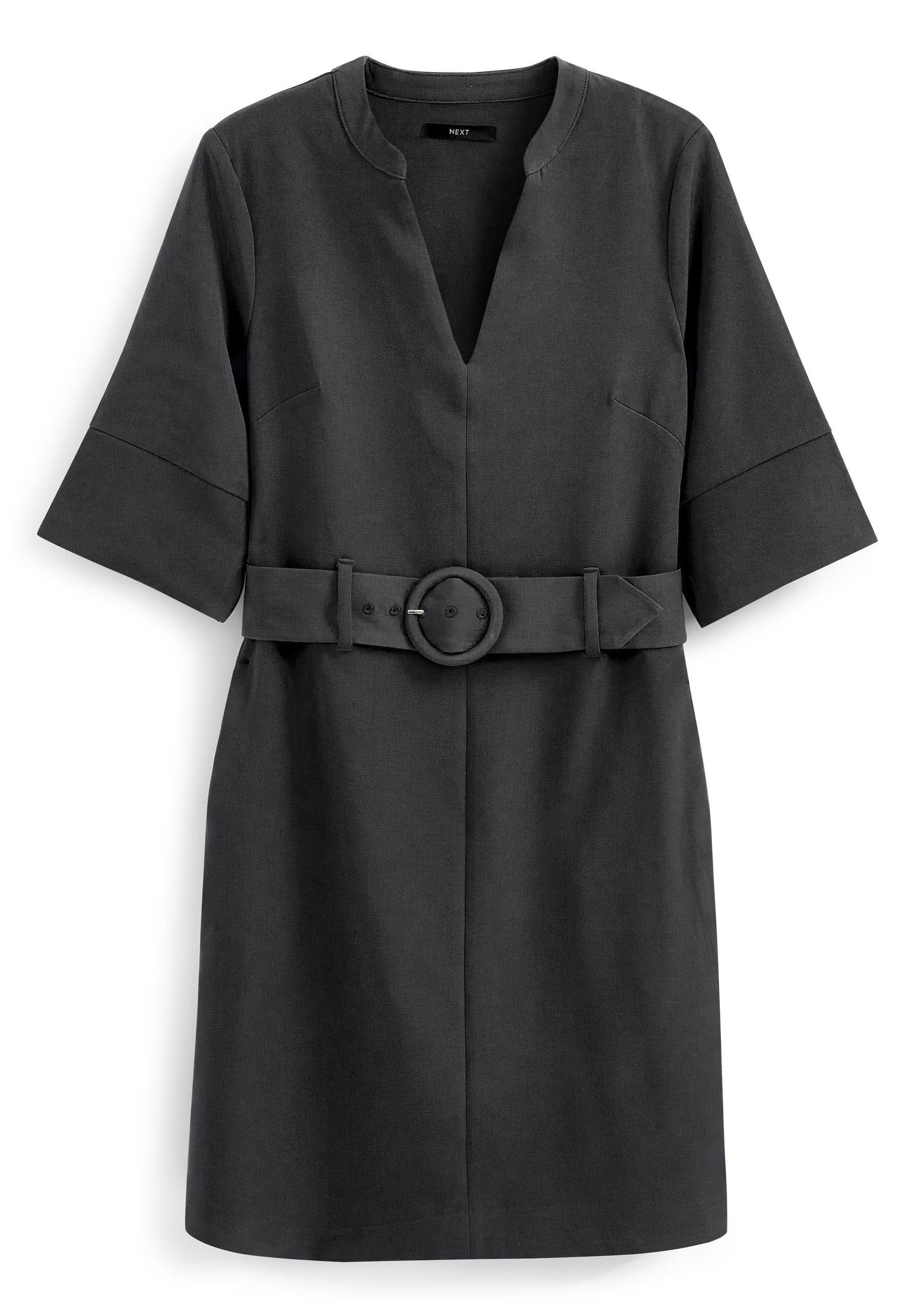 Dunkelgraues Kleid mit V-Ausschnitt, kurzen Ärmeln und einem taillierten Bund mit einer runden Schnalle. Glattes Material und minimalistisches Design.