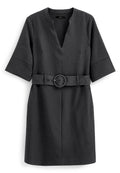 Dunkelgraues Kleid mit V-Ausschnitt, kurzen Ärmeln und einem taillierten Bund mit einer runden Schnalle. Glattes Material und minimalistisches Design.