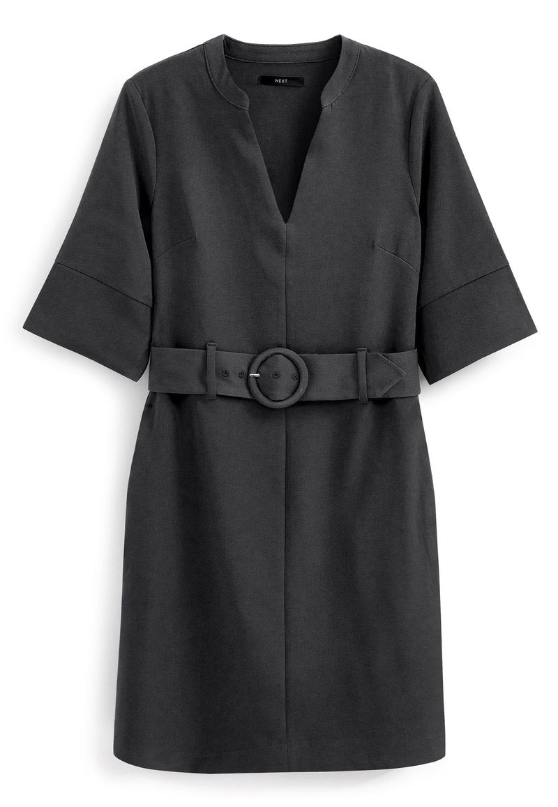 Dunkelgraues Kleid mit V-Ausschnitt, kurzen Ärmeln und einem taillierten Bund mit einer runden Schnalle. Glattes Material und minimalistisches Design.