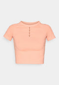 Kurzärmliges, cropped Top aus weichem Pfirsichstoff, mit hohem Kragen und einer Reihe von fünf Aussparungen auf der Vorderseite. Glatte Textur, figurbetontes Design.