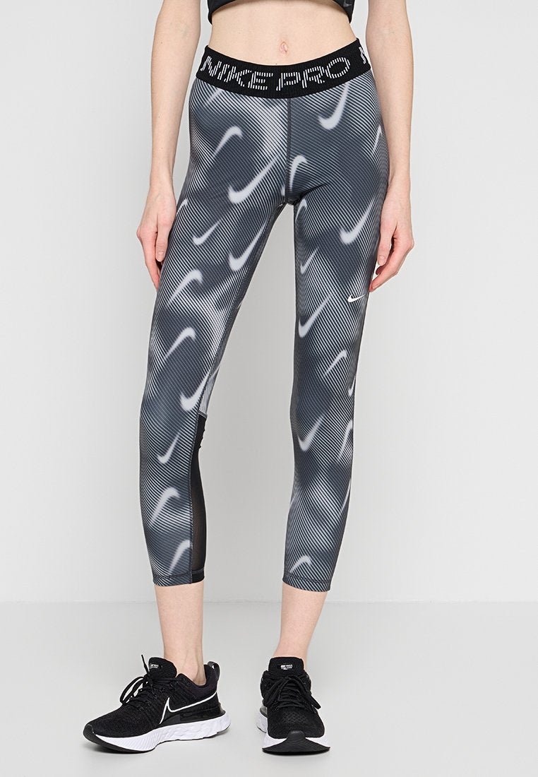 Schwarze und graue Nike Pro Leggings mit Wellenmuster, elastischem Bund mit "NIKE PRO" Schriftzug und gekürzter Länge.