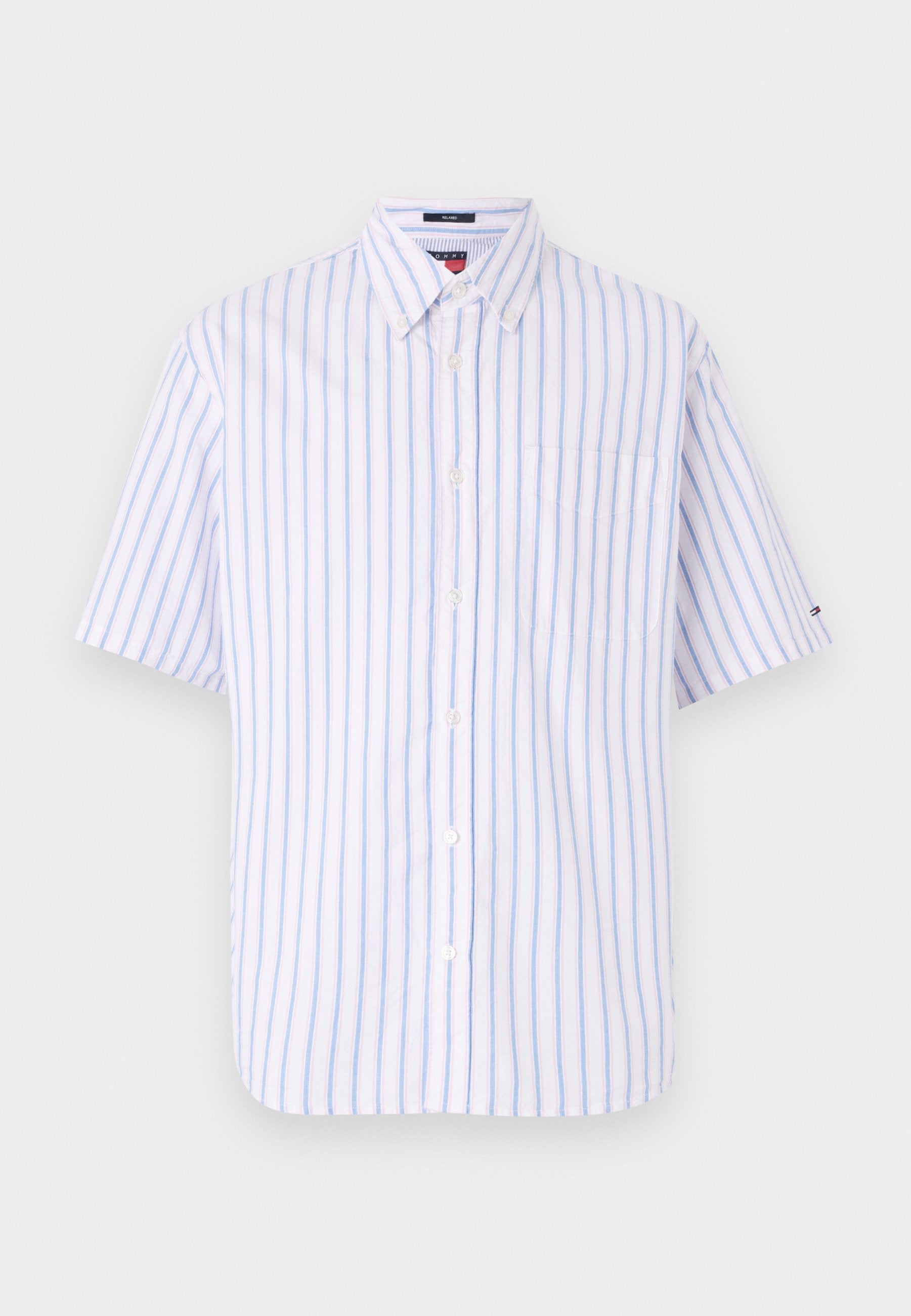 Kurzärmliges Button-Down-Hemd in Weiß mit blauen vertikalen Streifen, ausgestattet mit einer Brusttasche und einem klassischen Kragen. Aus Baumwolle.