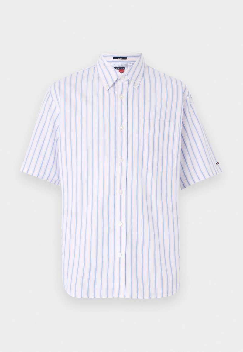 Kurzärmliges Button-Down-Hemd in Weiß mit blauen vertikalen Streifen, ausgestattet mit einer Brusttasche und einem klassischen Kragen. Aus Baumwolle.