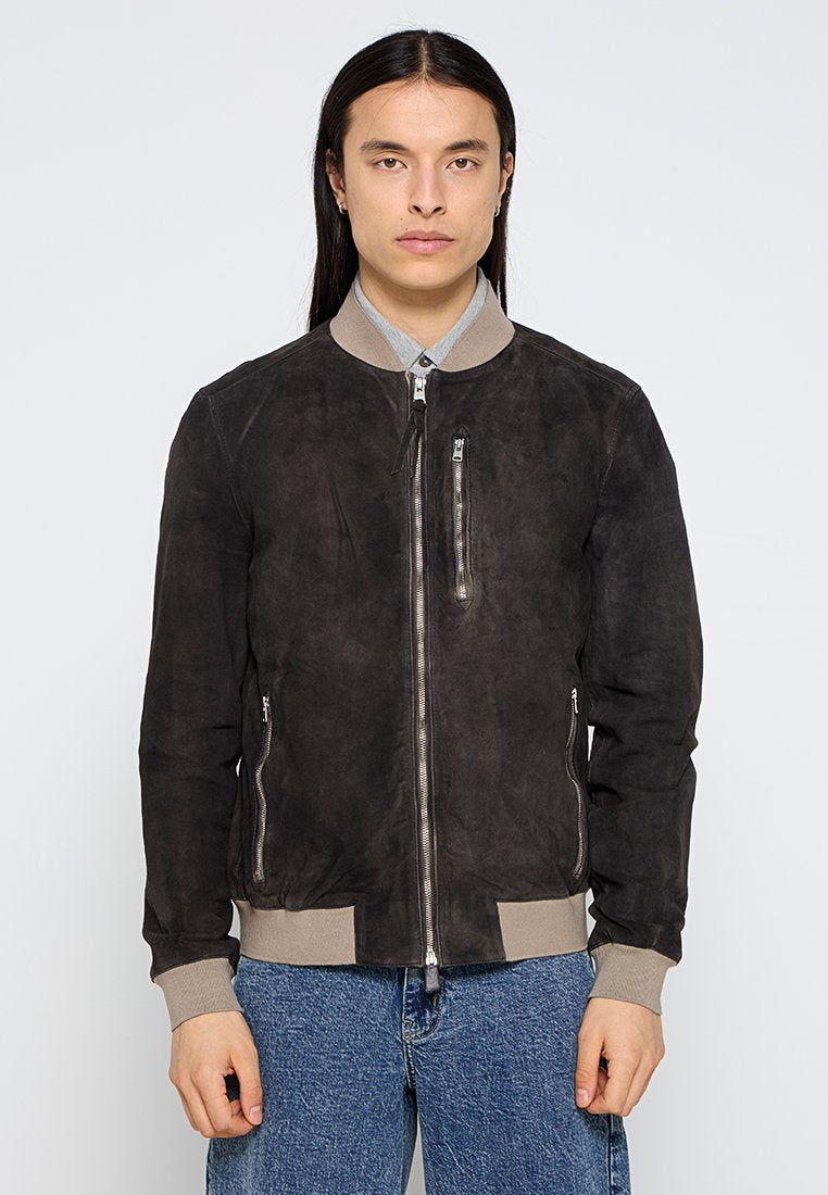 Braune Wildleder-Bomberjacke mit einem beigen gerippten Kragen, Front-Reißverschlüssen und seitlichen Taschen. Strukturierte Oberfläche mit lässiger Passform.