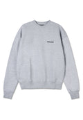 Grauer Pullover mit langen Ärmeln, gerippten Bündchen und Saum. Auf der oberen linken Seite der Vorderseite befindet sich ein schwarzes Logo "PEGADOR". Weicher Stoff.