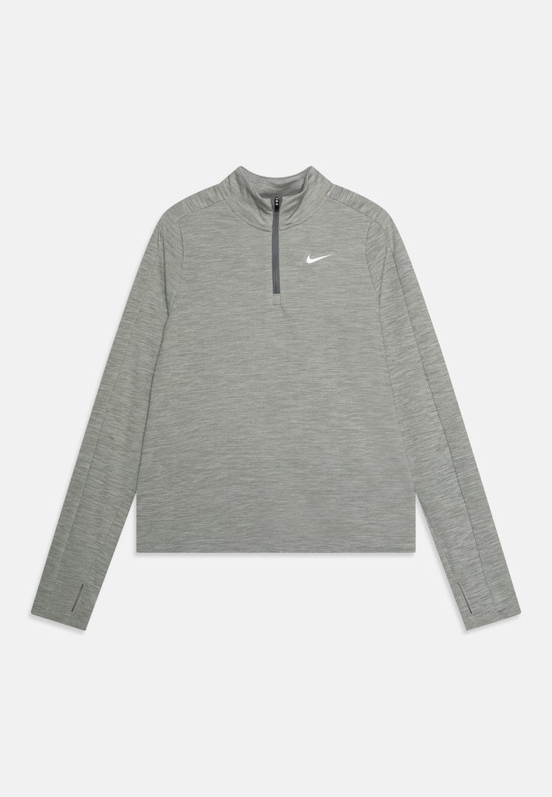 Langärmliges Sportoberteil in Hellgrau mit einem Viertel-Reißverschlusskragen, das über eine dezente Textur und ein kleines weißes Nike-Logo auf der Brust verfügt.