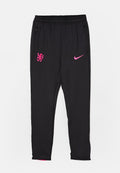 Schwarze Sporthose mit elastischem Bund, mit pinkem Nike-Logo und pinkem Löwenemblem am linken Bein, glatte Stofftextur.