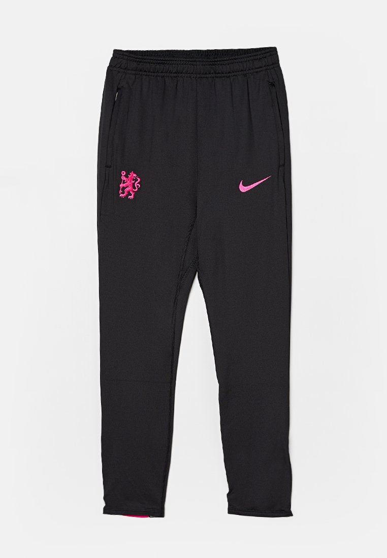 Schwarze Sporthose mit elastischem Bund, mit pinkem Nike-Logo und pinkem Löwenemblem am linken Bein, glatte Stofftextur.