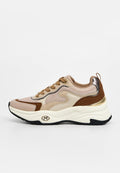 Beige und braune Sneaker mit einem Design aus verschiedenen Materialien. Sie verfügen über ein strukturiertes Obermaterial, einen gepolsterten Schaft und eine dicke weiße Zwischensohle mit einer schwarzen Laufsohle.