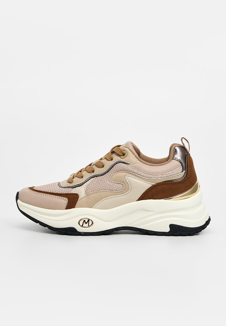 Beige und braune Sneaker mit einem Design aus verschiedenen Materialien. Sie verfügen über ein strukturiertes Obermaterial, einen gepolsterten Schaft und eine dicke weiße Zwischensohle mit einer schwarzen Laufsohle.