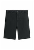 Schwarze, knielange Shorts mit Gürtelschlaufen, Knopfverschluss und seitlichen Taschen, flach auf einem weißen Hintergrund ausgelegt.