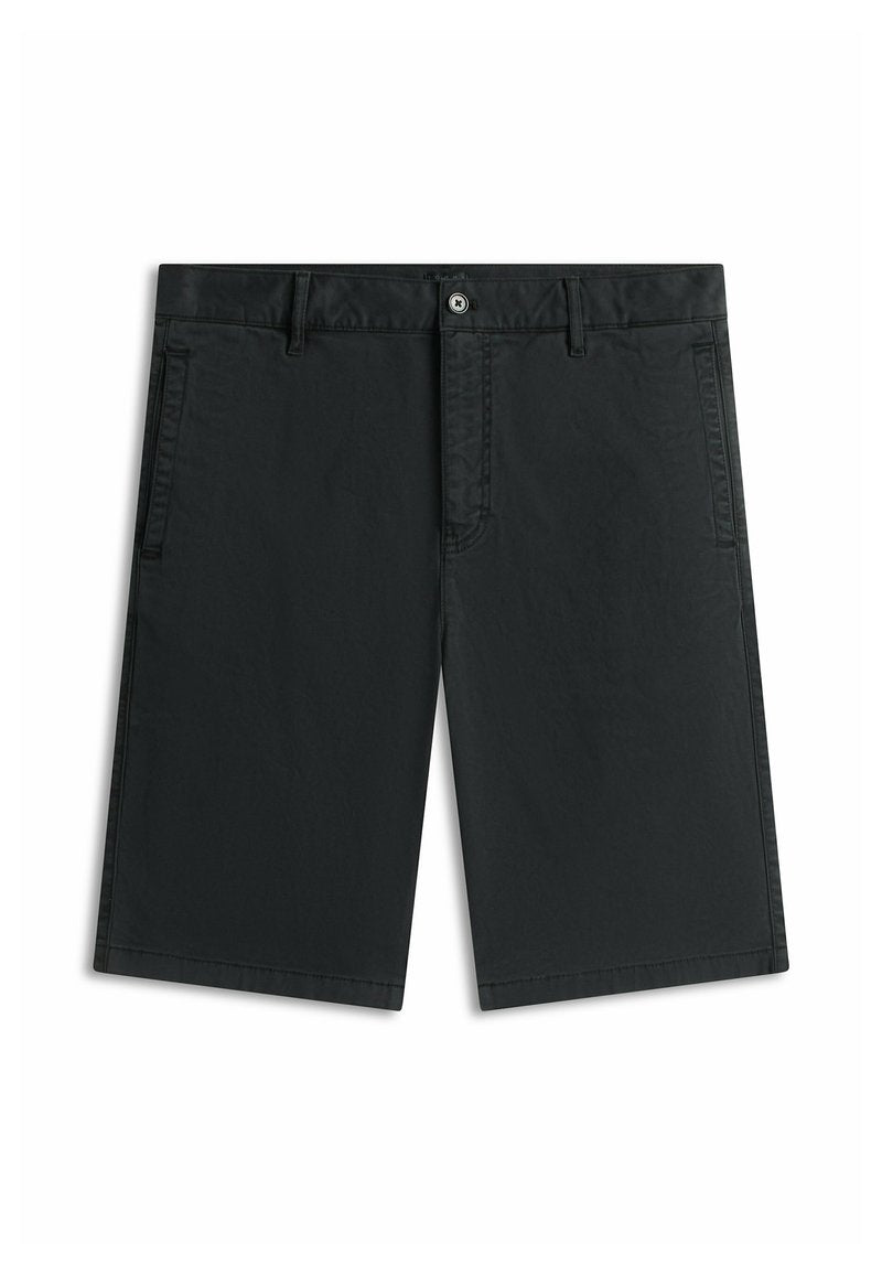 Schwarze, knielange Shorts mit Gürtelschlaufen, Knopfverschluss und seitlichen Taschen, flach auf einem weißen Hintergrund ausgelegt.