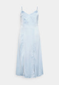 Hellblaues Satin-Nachtkleid mit Spaghettiträgern, V-Ausschnitt und Seitenschlitz. Die glatte Textur und die mittellange Form betonen das minimalistische Design.