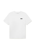 Weißes Baumwoll-T-Shirt mit Rundhalsausschnitt, kurzen Ärmeln und einem kleinen schwarzen Logo-Patch auf der linken Brustseite. Glatte Textur, normale Passform.